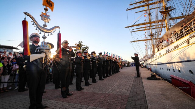 Das Marinemusikkorps Kiel spielt zur Flaggenparade an Bord des Segelschulschiffs Gorch Fock anlässlich der Hanse Sail 2022 in Rostock-Warnemünde, am 11.08.2022.